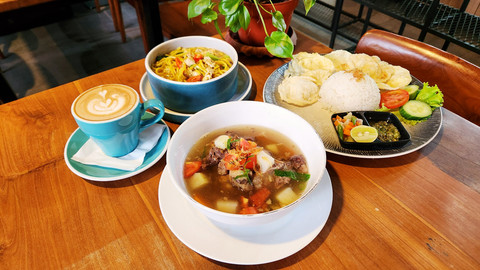 Aneka menu makanan di rumah makan You Warung Ngeunah, Jagakarsa. Foto: Azalia Amadea/kumparan