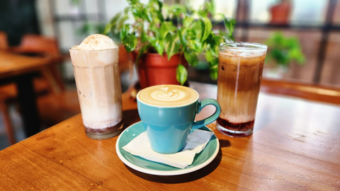 Aneka menu makanan di rumah makan You Warung Ngeunah, Jagakarsa. Foto: Azalia Amadea/kumparan