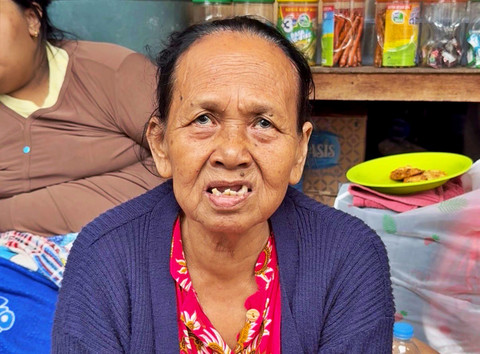 Bu Ani (63), salah satu pengungsi dari banjir di Pejaten Timur, Jakarta. Foto: Ryan Iqbal/kumparan