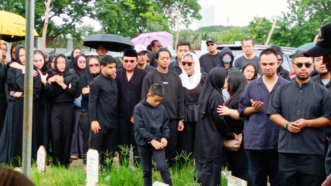 Suasana pemakaman Lula Lahfah di TPU Rawa Terate, Cakung, Jakarta Timur. Foto: Aprilandika Pratama/kumparan