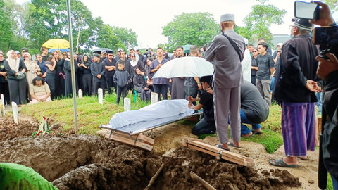 Suasana pemakaman Lula Lahfah di TPU Rawa Terate, Cakung, Jakarta Timur. Foto: Aprilandika Pratama/kumparan