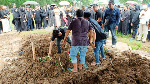 Suasana pemakaman Lula Lahfah di TPU Rawa Terate, Cakung, Jakarta Timur. Foto: Aprilandika Pratama/kumparan