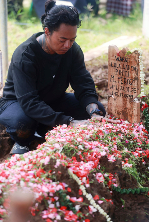Youtuber Reza Arab bersama keluarga dan kerabat saat mengantarkan jenazah Lula Lahfah di TPU Rawa Terate, Jakarta, Sabtu, (24/1/2026). Foto: Agus Apriyanto