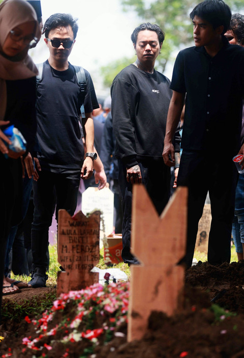Youtuber Reza Arab bersama keluarga dan kerabat saat mengantarkan jenazah Lula Lahfah di TPU Rawa Terate, Jakarta, Sabtu, (24/1/2026). Foto: Agus Apriyanto