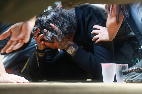 Youtuber Reza Arab bersama keluarga dan kerabat saat mengantarkan jenazah Lula Lahfah di TPU Rawa Terate, Jakarta, Sabtu, (24/1/2026). Foto: Agus Apriyanto