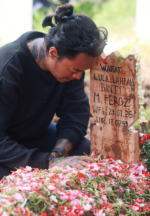 Youtuber Reza Arab bersama keluarga dan kerabat saat mengantarkan jenazah Lula Lahfah di TPU Rawa Terate, Jakarta, Sabtu, (24/1/2026). Foto: Agus Apriyanto