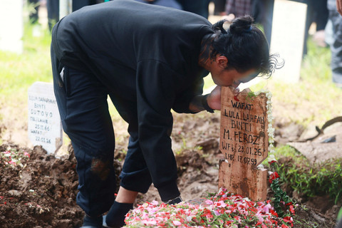 Youtuber Reza Arab bersama keluarga dan kerabat saat mengantarkan jenazah Lula Lahfah di TPU Rawa Terate, Jakarta, Sabtu, (24/1/2026). Foto: Agus Apriyanto