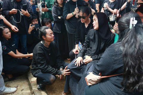 Youtuber Reza Arab bersama keluarga dan kerabat saat mengantarkan jenazah Lula Lahfah di TPU Rawa Terate, Jakarta, Sabtu, (24/1/2026). Foto: Agus Apriyanto