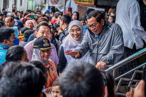 Gubernur DKI Jakarta Pramono Anung (kanan) bersama Wali Kota Administrasi Jakarta Barat Iin Mutmainnah (kiri) berbincang dengan warga saat meninjau banjir dan warga terdampak di Rawa Buaya, Cengkareng, Jakarta, Sabtu (24/1/2026). Foto: Bayu Pratama S./Antara Foto