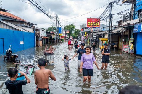 Warga melintasi banjir yang merendam perkampungan di Rawa Buaya, Cengkareng, Jakarta, Sabtu (24/1/2026). Foto: Bayu Pratama S/ANTARA FOTO