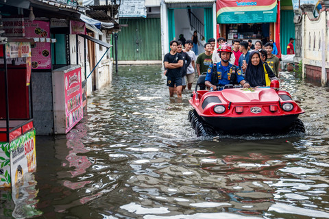 Petugas Suku Dinas Penanggulangan Kebakaran dan Penyelamatan (Gulkarmat) Jakarta Barat mengevakuasi warga yang terdampak banjir menggunakan kendaraan amfibi di Rawa Buaya, Cengkareng, Jakarta, Sabtu (24/1/2026). Foto: Bayu Pratama S/ANTARA FOTO