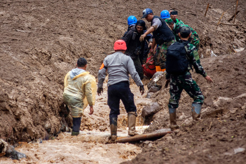Tim SAR gabungan mengevakuasi korban bencana tanah longsor yang ditemukan di Desa Pasirlangu, Cisarua, Kabupaten Bandung Barat, Jawa Barat, Sabtu (24/1/2026). Foto: Abdan Syakura/ANTARA FOTO