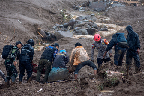 Tim SAR gabungan mengevakuasi korban bencana tanah longsor yang ditemukan di Desa Pasirlangu, Cisarua, Kabupaten Bandung Barat, Jawa Barat, Sabtu (24/1/2026). Foto: Abdan Syakura/ANTARA FOTO