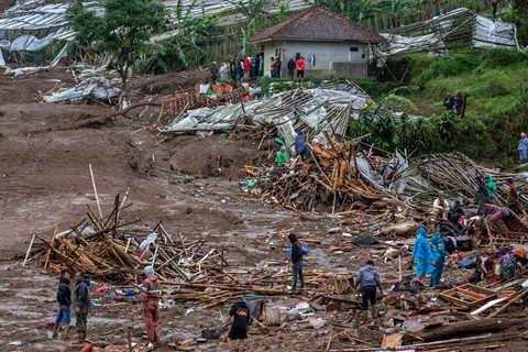 Warga membersihkan puing bangunan saat mencari korban bencana tanah longsor di Desa Pasirlangu, Cisarua, Kabupaten Bandung Barat, Jawa Barat, Sabtu (24/1/2026). Foto: Abdan Syakura/ANTARA FOTO