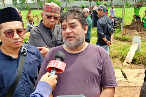Ayah selebgram Lula Lahfah, Muhammad Feroz di TPU Rawa Terate, Cakung, Jakarta Timur. Foto: Aprilandika Pratama/kumparan