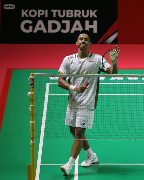 Pebulu tangkis tunggal putra Indonesia, Alwi Farhan berselebrasi saat bertanding melawan pebulu tangkis tunggal putra Taiwan, Chi Yu Jen pada semifinal Daihatsu Indonesia Masters 2026 di Istora Senayan, Jakarta, Sabtu (24/1/2026). Foto: Jamal Ramadhan/kumparan