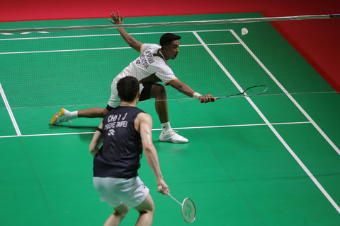 Pebulu tangkis tunggal putra Indonesia, Alwi Farhan bertanding melawan pebulu tangkis tunggal putra Taiwan, Chi Yu Jen pada semifinal Daihatsu Indonesia Masters 2026 di Istora Senayan, Jakarta, Sabtu (24/1/2026). Foto: Jamal Ramadhan/kumparan