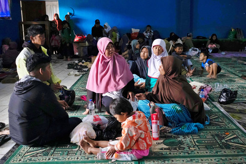 Warga korban bencana tanah longsor beristirahat di tempat pengungsian sementara di Kantor Desa Pasirlangu, Cisarua, Kabupaten Bandung Barat, Jawa Barat, Sabtu (24/1/2026). Foto: Abdan Syakura/ANTARA FOTO