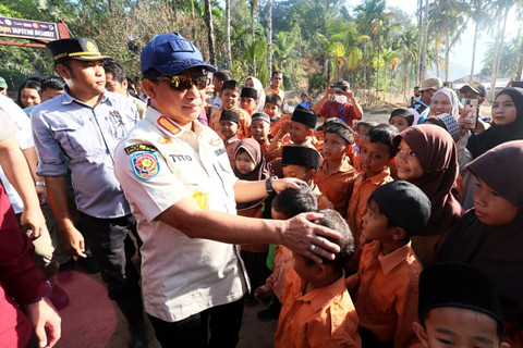 Kasatgas, Tito Karnavian menyapa siswa-siswi sekaligus mengapresiasi progres pemulihan pascabencana Tapanuli Tengah. Foto: Dok. Kemendagri