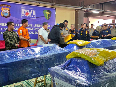 Kapolda Sulsel, Irjen Pol Djuhandhani melihat dokumen saat konferensi pers terkait identifikasi jenazah korban pesawat ATR 42-500 di Biddokes Polda Sulawesi Selatan, Sabtu (24/1/2026). Foto: Dok. kumparan