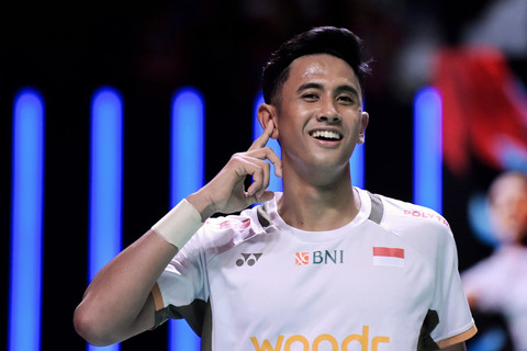 Pebulu tangkis tunggal putra Indonesia Alwi Farhan berselebrasi usai mengalahkan lawannya asal Taiwan Chi Yu Jen pada babak semifinal Daihatsu Indonesia Masters 2026 di Istora Senayan, Jakarta, Sabtu (24/1/2026). Foto: Sulthony Hasanuddin/ANTARA FOTO 