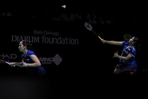 Ganda putri Indonesia Rachel Allessya Rose (kiri) dan Febi Setianingrum (kanan) mengembalikan kok ke arah ganda putri China Xu Min Luo dan Wang Yi Duo pada babak delapan besar Indonesia Masters 2026 di Jakarta, Jumat (23/1/2026). Foto: Sulthony Hasanuddin/ANTARA FOTO 
