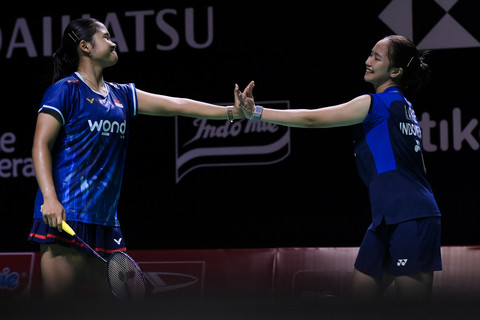 Ganda putri Indonesia Rachel Allessya Rose (kanan) dan Febi Setianingrum (kiri) melakukan tos usai mencetak poin saat melawan ganda putri China Xu Min Luo dan Wang Yi Duo pada babak delapan besar Indonesia Masters 2026 di Jakarta, Jumat (23/1/2026). Foto: Sulthony Hasanuddin/ANTARA FOTO 