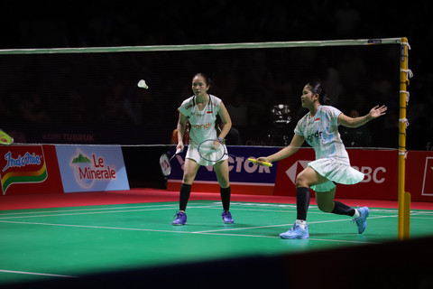 Pertandingan bulu tangkis ganda putri antara ganda putri Indonesia Rachel Allessya Rose/Febi Setianingrum melawan ganda putri Jepang Arisa Igarasgu/Miyu Takahasi pada semifinal Indonesia Masters 2026 di Istora Senayan, Jakarta, Sabtu (24/1/2026). Foto: Jamal Ramadhan/kumparan