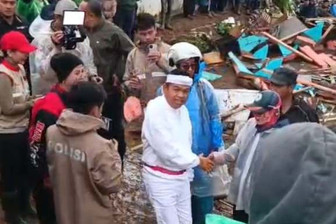 Gubernur Jawa Barat Dedi Mulyadi saat meninjau tanah longosor di Desa Pasirlangu, Cisarua, Kabupaten Bandung Barat, Jawa Barat, Sabtu (24/1/2026). Foto: Abisatya/kumparan