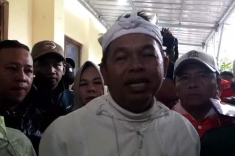 Gubernur Jawa Barat, Dedi Mulyadi usai mendatangi posko pengungsian korban longsor di Desa Cisarua, Kabupaten Bandung Barat, Sabtu (24/1/2026). Foto: Abisatya/kumparan