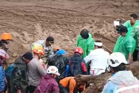 Momen KDM ikut bantu evakuasi korban longsor di Cisarua, Bandung Barat, Sabtu (24/1/2026). Foto: Abisatya/kumparan