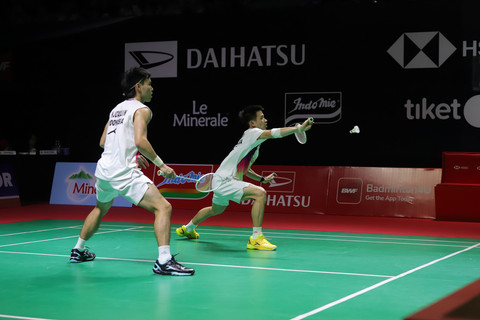 Pertandingan dua pasangan ganda putra Indonesia antara Raymond Indra/Nikolaus Joaquin melawan Sabar Karyaman Gutama/Moh Reza Pahlevi Isfahani pada semifinal Daihatsu Indonesia Masters 2026 di Istora Senayan, Jakarta, Sabtu (24/1/2026). Foto: Jamal Ramadhan/kumparan