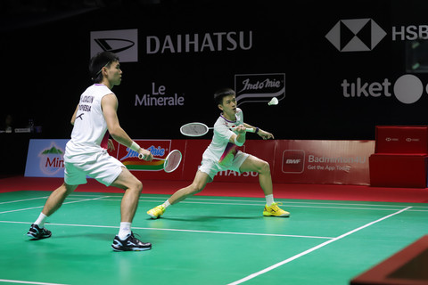 Pertandingan dua pasangan ganda putra Indonesia antara Raymond Indra/Nikolaus Joaquin melawan Sabar Karyaman Gutama/Moh Reza Pahlevi Isfahani pada semifinal Daihatsu Indonesia Masters 2026 di Istora Senayan, Jakarta, Sabtu (24/1/2026). Foto: Jamal Ramadhan/kumparan