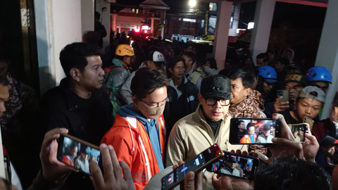 Wakil Menteri Dalam Negeri, Bima Arya mengunjungi posko pengungsian korban longsor cisarua pada Sabtu (24/1/2026). Foto: Abisatya/kumparan