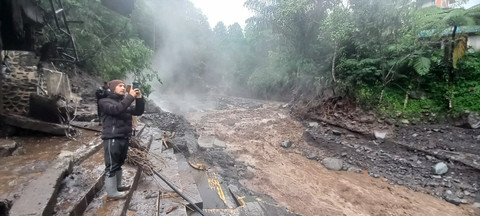 Plh Bupati Tegal Ahmad Kholid meninjau langsung lokasi bencana banjir bandang di kawasan wisata Guci, Kabupaten Tegal, Sabtu, (24/1/2026). Foto: Dok. Istimewa