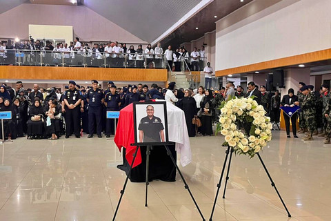 Jenazah korban pesawat ATR 42-500 yang jatuh, Pilot Capt. Andy Dahananto, dan Pegawai KKP Ferry Irawan serta Yoga Naufal saat upacara persemayaman di Auditorium Madidihang AUP Kelautan dan Perikanan, Pasar Minggu, Jakarta Selatan, Minggu (25/1/2026). Foto: Nasywa Athifah/kumparan