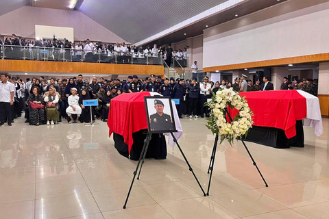 Jenazah korban pesawat ATR 42-500 yang jatuh, Pilot Capt. Andy Dahananto, dan Pegawai KKP Ferry Irawan serta Yoga Naufal saat upacara persemayaman di Auditorium Madidihang AUP Kelautan dan Perikanan, Pasar Minggu, Jakarta Selatan, Minggu (25/1/2026). Foto: Nasywa Athifah/kumparan