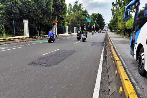 Jalan D. I. Panjaitan menuju arah Cawang yang sempat berlubang dan membuat celaka sudah ditambal di Jakarta Timur (flyover Pisangan), Minggu (25/1/2026). Foto: Luthfi Humam/kumparan