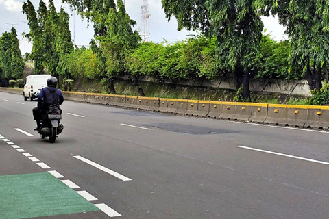 Jalan D. I. Panjaitan menuju arah Cawang yang sempat berlubang dan membuat celaka sudah ditambal di Jakarta Timur (flyover Pisangan), Minggu (25/1/2026). Foto: Luthfi Humam/kumparan