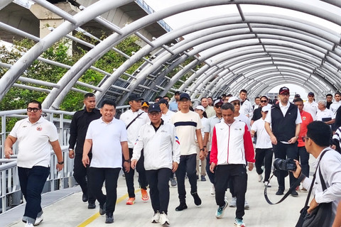 Gubernur DKI Jakarta, Pramono Anung, saat melewati JPO yang menghubungkan kawasan JIS Dan Ancol, usai lari pagi di JIS, Jakarta Utara, Minggu (25/1/2026). Foto: Jeni Ritanti/kumparan