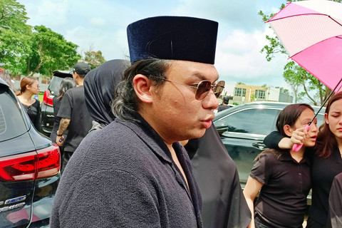 Selebgram Keanu Agl menghadiri pemakaman Lula Lahfah di TPU Rawa Terate, Cakung, Jakarta Timur. Foto: Aprilandika Pratama/kumparan