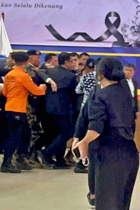 Menteri Kelautan dan Perikanan, Sakti Wahyu Trenggono saat dibawa setelah jatuh pingsan saat menjadi inspektur upacara persemayaman korban jatuh pesawat ATR-42500 di AUP Kelautan dan Perikanan, Pasar Minggu, Jakarta Selatan, Minggu (25/1/2026). Foto: Nasywa Athifah/kumparan