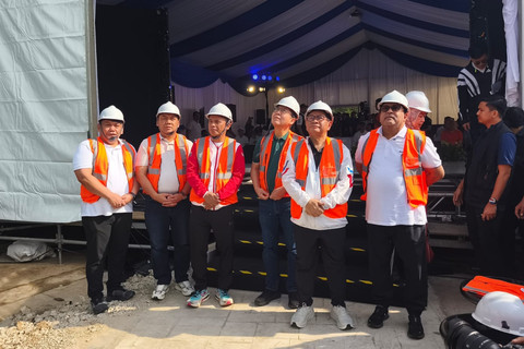 Gubernur dan Wakil Gubernur DKI Jakarta, Pramono Anung dan Rano Karno meninjau langsung Titik 0 Kilometer Ekstensi JPO penghubung Kawasan JIS dan Ancol di Jakarta Utara, Minggu (25/1/2026). Foto: Jeni Ritanti/kumparan