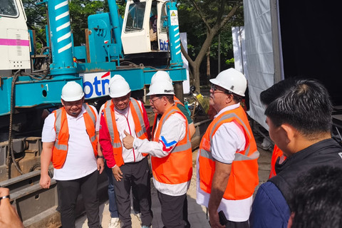 Gubernur dan Wakil Gubernur DKI Jakarta, Pramono Anung dan Rano Karno berbincang saat meninjau langsung Titik 0 Kilometer Ekstensi JPO penghubung Kawasan JIS dan Ancol di Jakarta Utara, Minggu (25/1/2026). Foto: Jeni Ritanti/kumparan