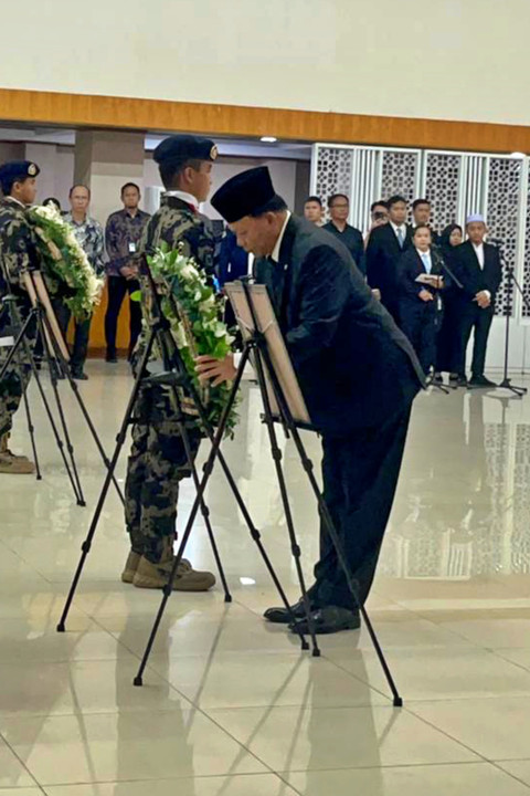 Wakil Menteri Kelautan dan Perikanan, Laksamana TNI (Purn) Didit Herdiawan Ashaf saat menyematkan karangan bunga pada foto jenazah korban Pesawat ATR 42-500 di AUP Kelautan dan Perikanan, Pasar Minggu, Jakarta Selatan, Minggu (25/1/2026). Foto: Nasywa Athifah/kumparan