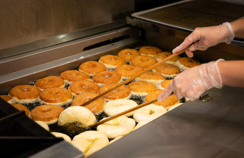 Ilustrasi membuat donat. Foto: Canyon Twin/Shutterstock