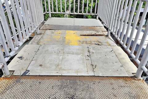 Kondisi JPO Sahabat yang telah ditambal setelah plat besinya sempat dicuri di Jalan Daan Mogot, Jakarta Barat, Minggu (25/1/2026). Foto: Luthfi Humam/kumparan