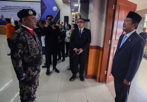 Menteri Kelautan dan Perikanan Sakti Wahyu Trenggono tiba dan menerima laporan sebelum memimpin upacara penghormatan dan pelepasan tiga jenazah pegawai KKP korban kecelakaan pesawat ATR 42-500 di Politeknik AUP Jakarta, Minggu (25/1/2026). Foto: Muhammad Iqbal/ANTARA FOTO