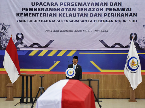 Menteri Kelautan dan Perikanan, Sakti Wahyu Trenggono saat memimpin upacara penghormatan dan pelepasan tiga jenazah pegawai Kementerian Kelautan dan Perikanan (KKP) korban kecelakaan pesawat ATR 42-500 di Politknik AUP Jakarta, Minggu (25/1/2026). Foto: Muhammad Iqbal/ANTARA FOTO