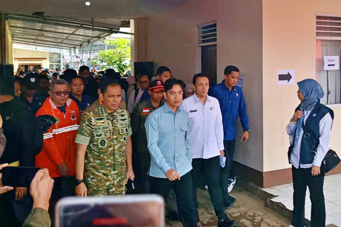 Wakil Presiden RI, Gibran Rakabuming meninjau langsung kondisi pengungsi di posko pengungsian longsor Cisarua, Minggu (25/1/2026). Foto: Abisatya/kumparan